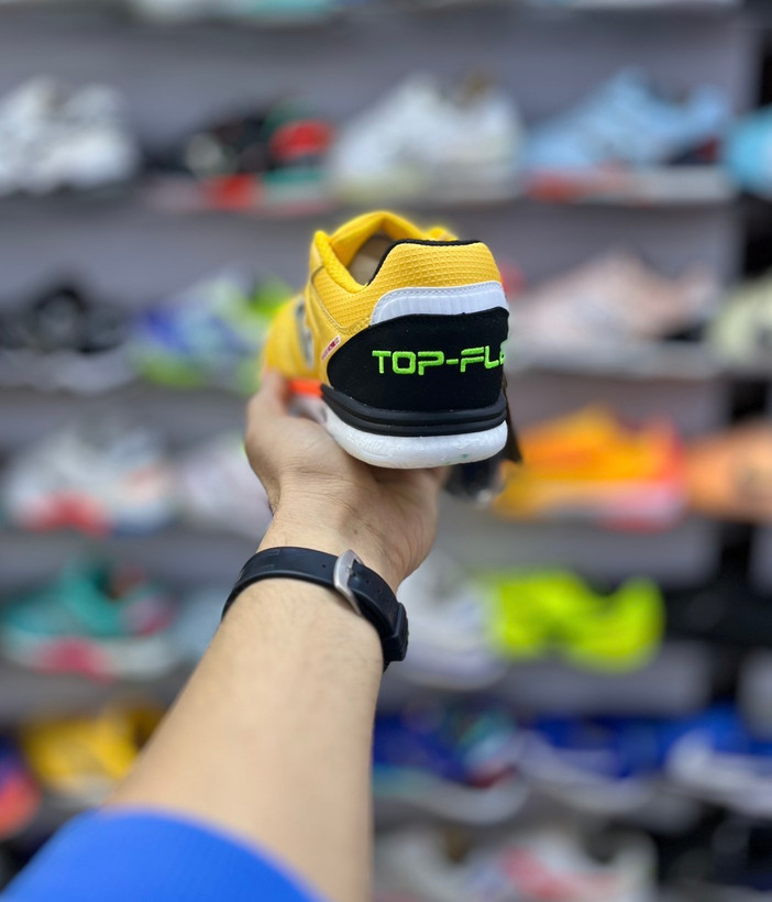 طراحی حرفهای کفش فوتسال جوما Top Flex Rebound زرد زیره نارنجی اورجینال