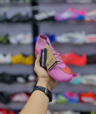 نمای جانبی کفش فوتبال Nike Mercurial Superfly 10 صورتی استوک درشت FG