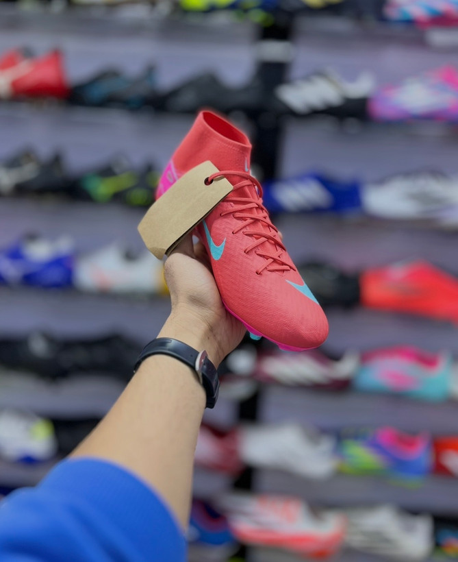 نمای جانبی کفش فوتبال Nike Mercurial Superfly 10 قرمز استوک درشت FG