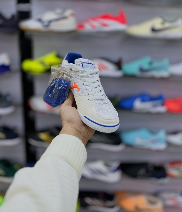 نمای جانبی کفش فوتسال Joma Top Flex Rebound سفید با جزئیات آبی