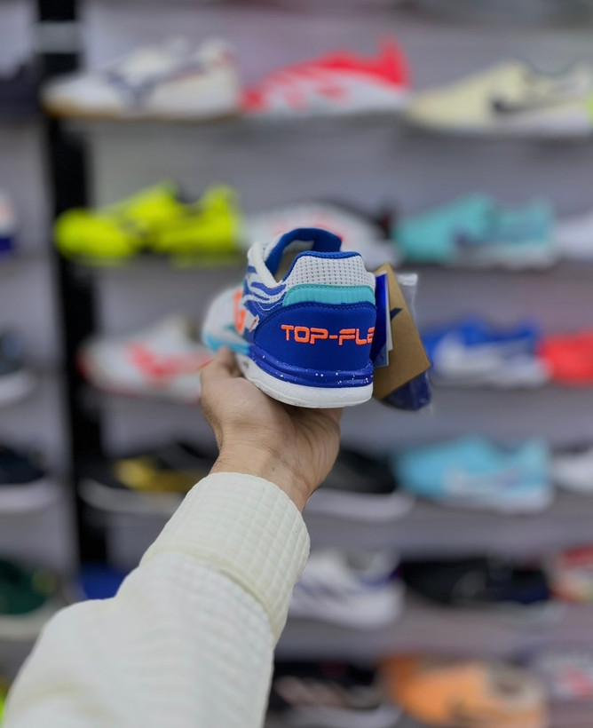 طراحی حرفهای کفش فوتسال جوما Top Flex Rebound سفید آبی اورجینال