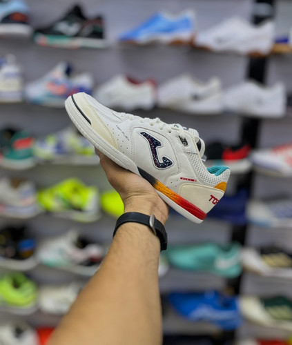 طراحی حرفهای کفش فوتسال جوما Top Flex Rebound سفید نارنجی اورجینال