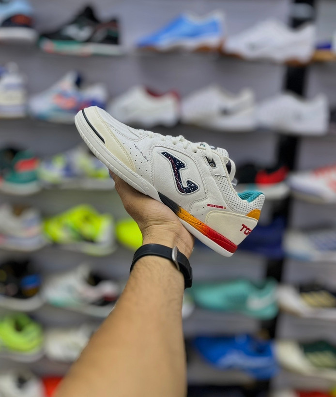 طراحی حرفهای کفش فوتسال جوما Top Flex Rebound سفید نارنجی اورجینال