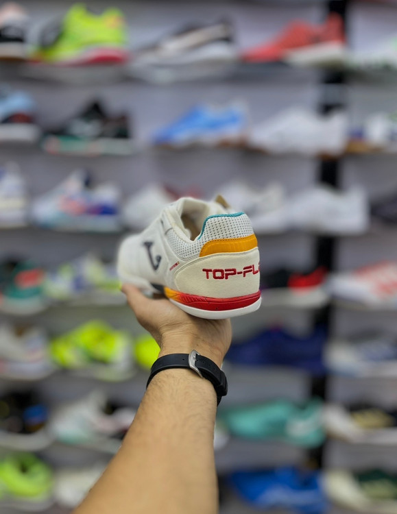 نمای جانبی کفش فوتسال Joma Top Flex Rebound سفید با جزئیات نارنجی