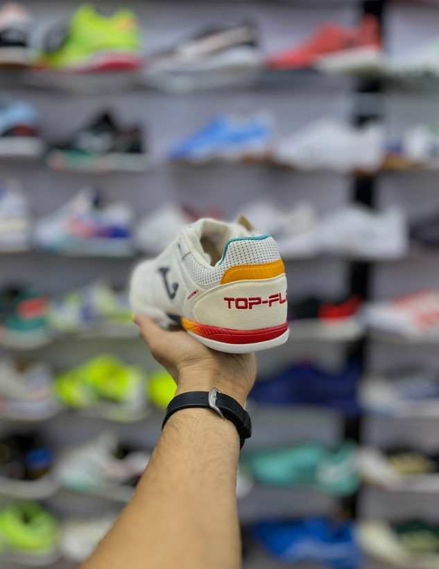 نمای جانبی کفش فوتسال Joma Top Flex Rebound سفید با جزئیات نارنجی