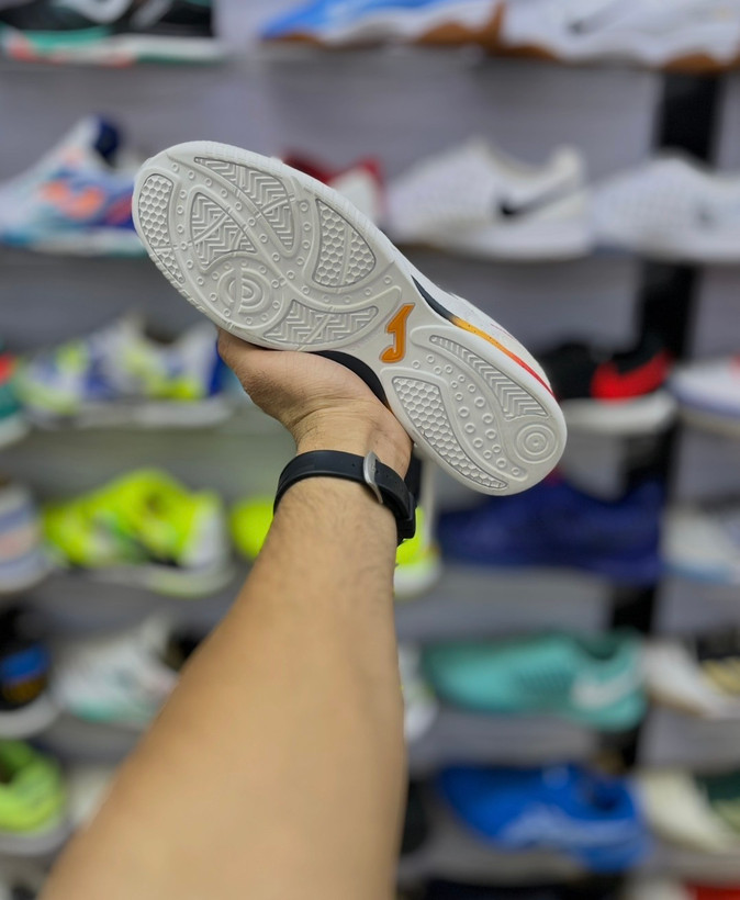 زیره ضدلغزش کفش فوتسال جوما Top Flex Rebound مناسب بازی سالنی