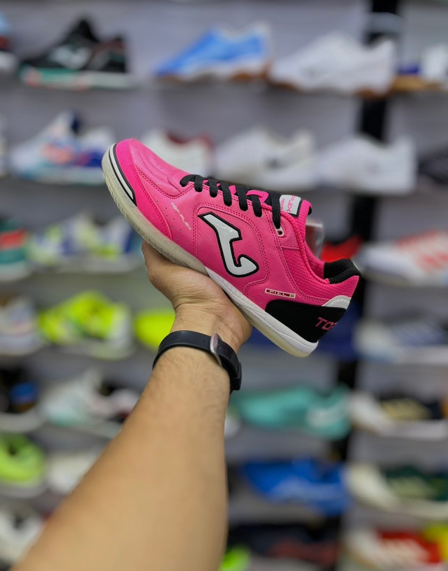 نمای جانبی کفش فوتسال Joma Top Flex Pink صورتی مخصوص بازی سالنی