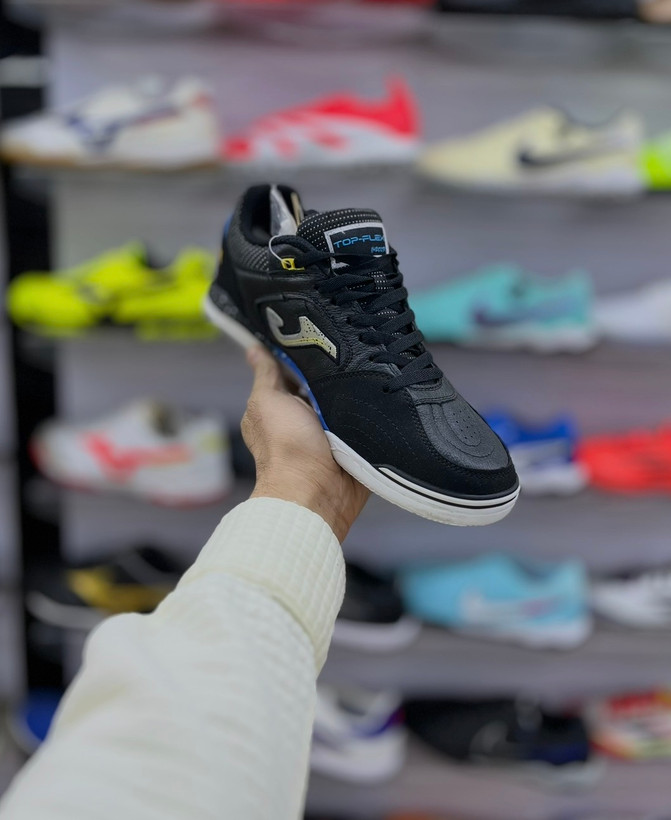 نمای جانبی کفش فوتسال Joma Top Flex Rebound مشکی با جزئیات آبی