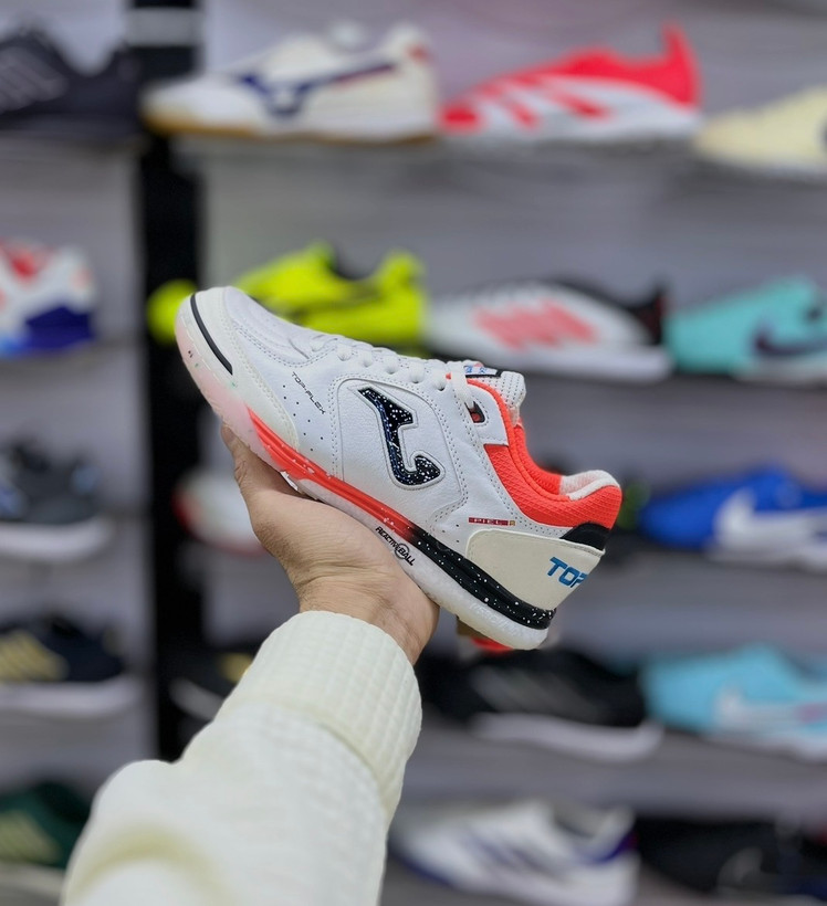 نمای جانبی کفش فوتسال Joma Top Flex Rebound مشکی با جزئیات آبی