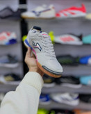 نمای جانبی کفش فوتسال Joma Top Flex Rebound طوسی مخصوص بازی سالنی