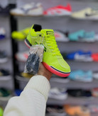 نمای جانبی کفش فوتسال Joma Top Flex Rebound سبز فسفری مناسب بازیکنان سرعتی