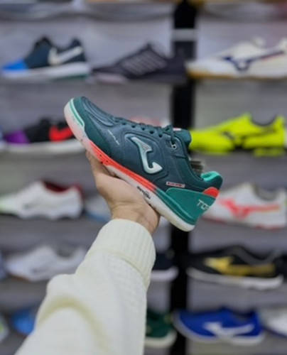 طراحی مقاوم و حرفهای کفش فوتسال جوما Top Flex Rebound کله غازی اورجینال