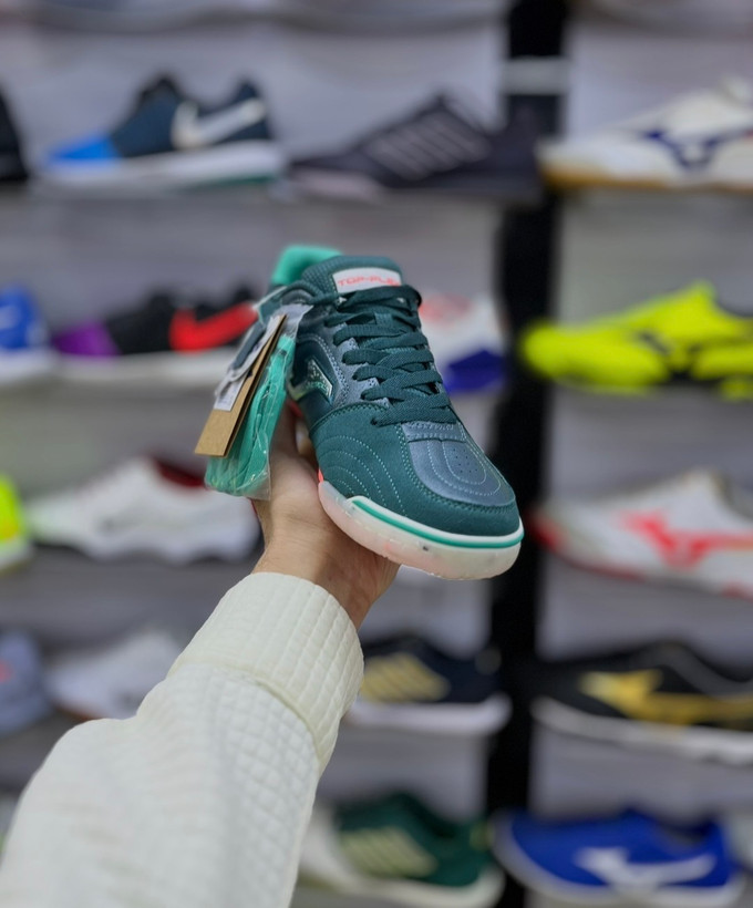 نمای جانبی کفش فوتسال Joma Top Flex Rebound رنگ کله غازی مخصوص دفاع و کنترل