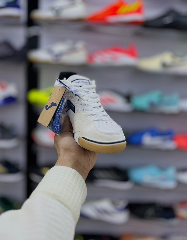 طراحی تکنیکی کفش فوتسال جوما Top Flex Rebound سفید زیره آبی اورجینال