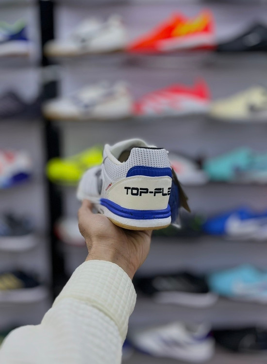 نمای جانبی کفش فوتسال Joma Top Flex Rebound سفید با زیره آبی مناسب کنترل توپ