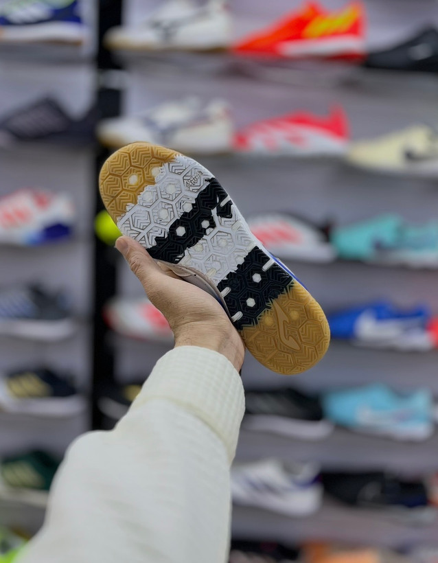 طراحی تکنیکی کفش فوتسال جوما Top Flex Rebound سفید زیره آبی اورجینال