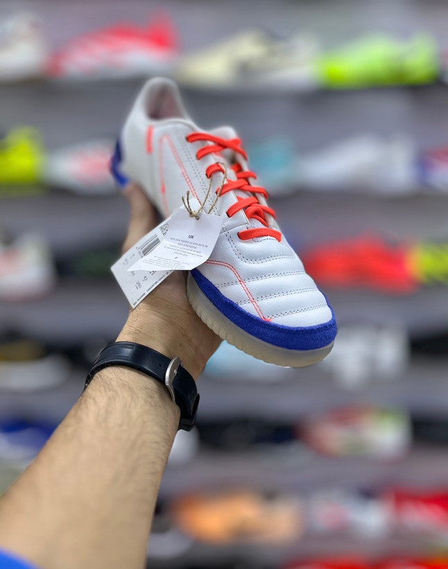 نمای جانبی کفش فوتسال Adidas Top Sala Competition سفید آبی سه خط نارنجی مناسب بازیکنان هجومی