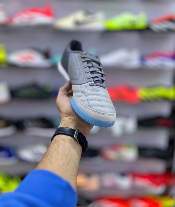 نمای جانبی کفش فوتسال Adidas Top Sala Competition طوسی با جزئیات آبی مناسب بازیکنان کنترلکننده