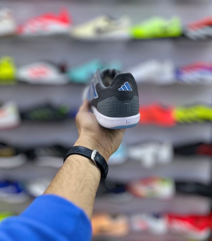 طراحی مدرن و راحت کفش فوتسال آدیداس Top Sala Competition طوسی سه خط آبی اورجینال