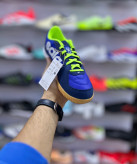 نمای جانبی کفش فوتسال Adidas Top Sala Competition آبی با جزئیات سبز فسفری مناسب بازیکنان سرعتی و هجومی