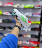 نمای جانبی کفش فوتسال Adidas Top Sala Competition سفید با جزئیات سبز فسفری مناسب بازیکنان تکنیکی