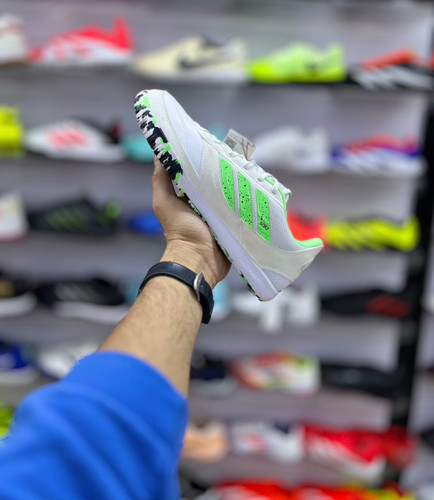 نمای جانبی کفش فوتسال Adidas Top Sala Competition سفید با جزئیات سبز فسفری مناسب بازیکنان تکنیکی