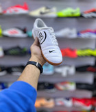 نمای جانبی کفش فوتسال Nike Total90 سفید مناسب بازیکنان تکنیکی و تمرکز محور