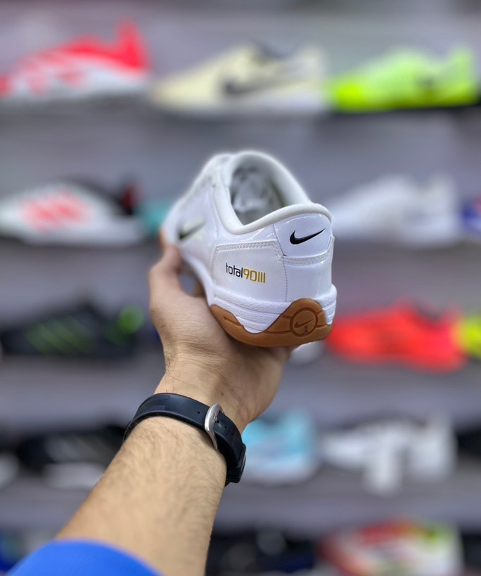 زیره سالنی حرفهای کفش فوتسال نایکی Total90 برای حرکات دقیق و شوتهای انفجاری