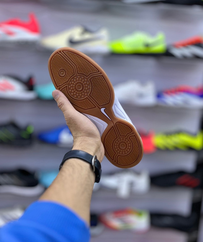 طراحی کلاسیک و حرفهای کفش فوتسال نایکی Total90 سفید اورجینال