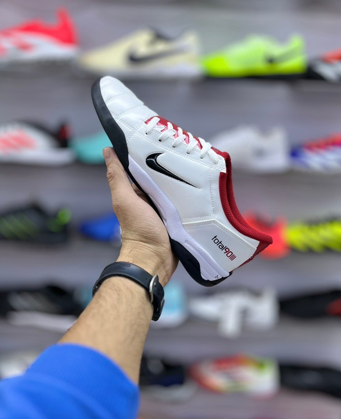 نمای جانبی کفش فوتسال Nike Total90 سفید قرمز مناسب بازیکنان هجومی و پرانرژی