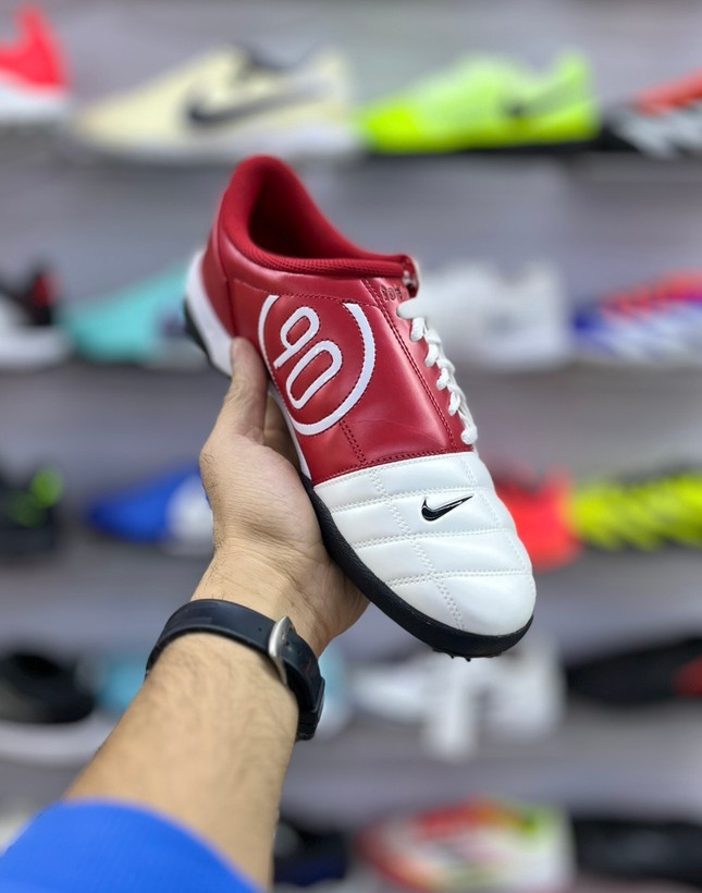 طراحی حرفهای و سبک کفش فوتسال نایکی Total90 سفید قرمز اورجینال