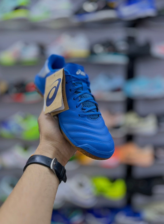 نمای جانبی کفش فوتسال ASICS Calcetto WD9 آبی اورجینال