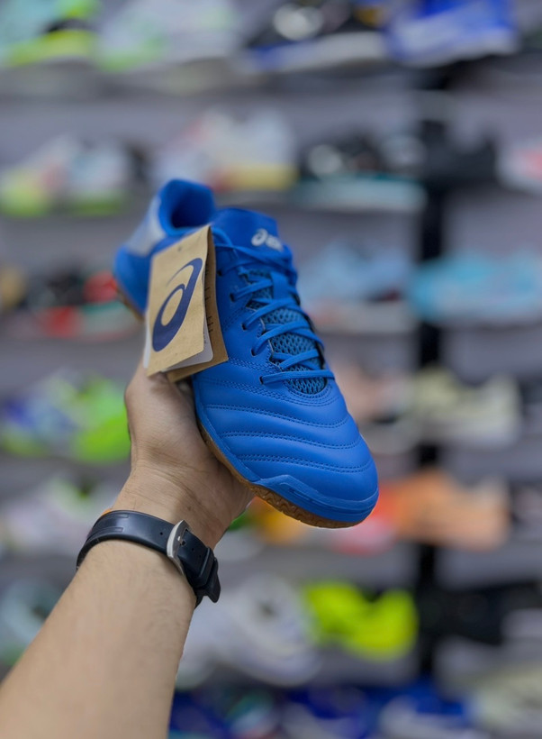 نمای جانبی کفش فوتسال ASICS Calcetto WD9 آبی اورجینال