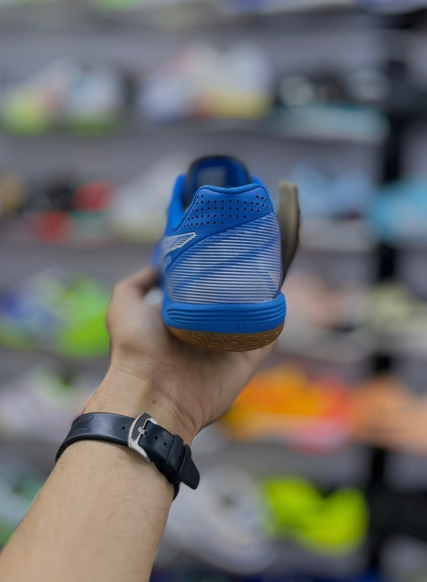 طراحی تخصصی کفش فوتسال ASICS Calcetto WD9 رنگ آبی