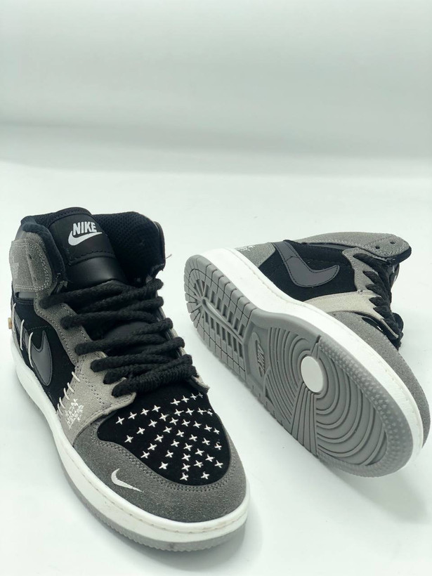 نمای جانبی کتونی Nike Jordan Voodoo طوسی با طراحی ساقدار و مینیمال