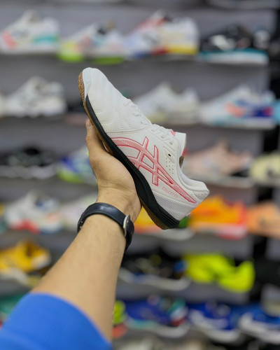 کفش فوتسال مناسب واکنش سریع و حرکات انفجاری داخل سالن