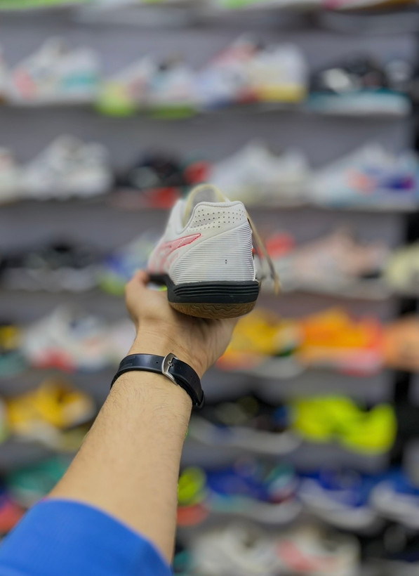 کفش فوتسال سبک برای استارت و تغییر جهت ناگهانی