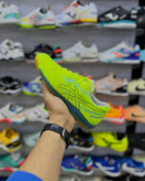 کفش فوتسال مناسب پاسکاری دقیق و حفظ توپ در زمین سالن