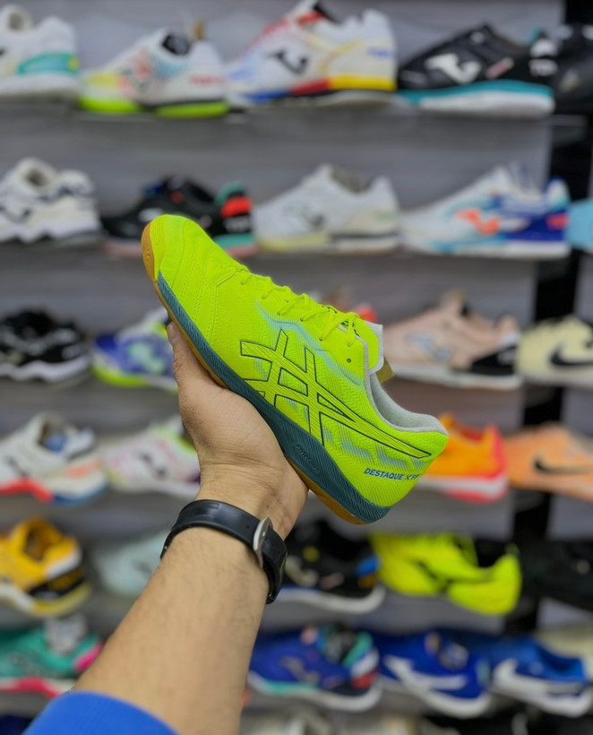 کفش فوتسال مناسب پاسکاری دقیق و حفظ توپ در زمین سالن