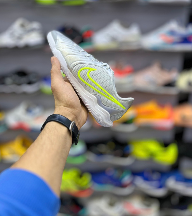 کفش فوتسال نایکی فول ایر نقرهای زرد مناسب مسابقات فشرده