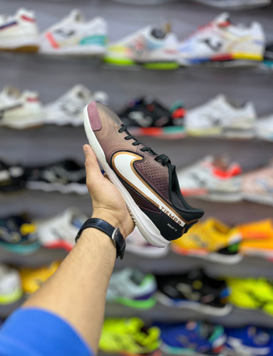 کفش فوتسال نایکی تمپو لجند ۹ قهوهای با طراحی کلاسیک