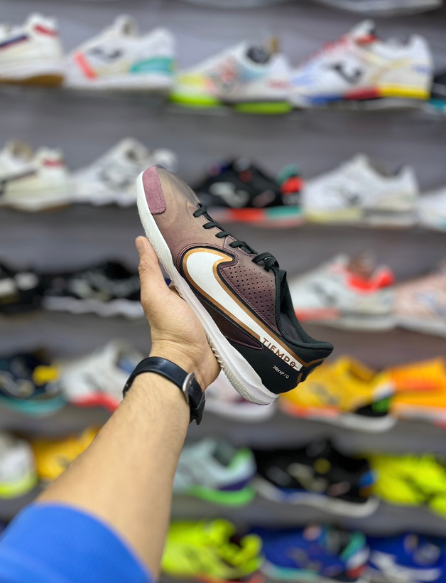 کفش فوتسال نایکی تمپو لجند ۹ قهوهای با طراحی کلاسیک