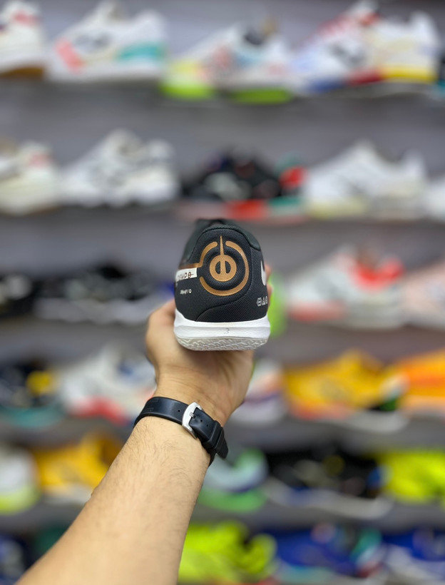 کفش سالنی حرفهای برای پاسهای دقیق و تکنیک بالا