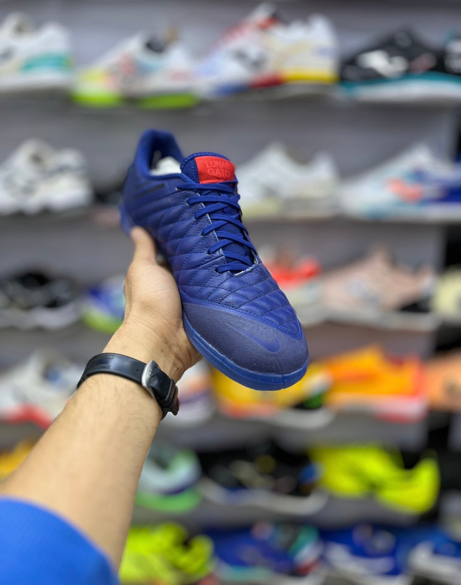 کفش سالنی حرفهای با جذب ضربه نرم و پاسخگویی سریع