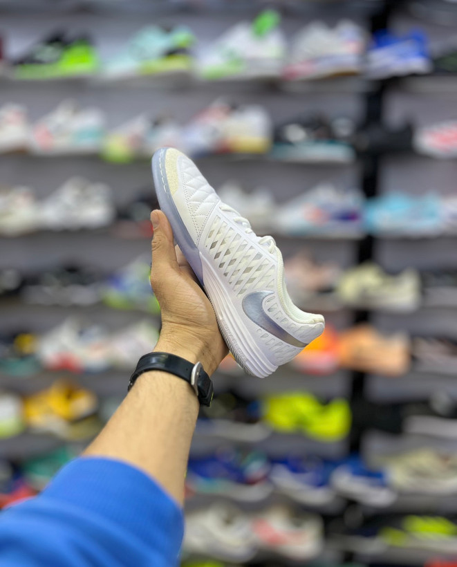 کفش فوتسال نایکی لونار گتو سفید نقرهای مناسب بازی تکنیکی