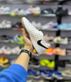 کفش فوتسال نایکی لونار گتو سفید مشکی مناسب بازی دوطرفه