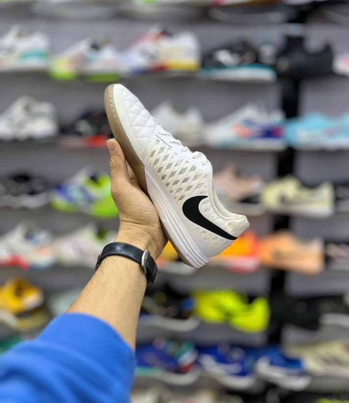 کفش فوتسال نایکی لونار گتو سفید مشکی مناسب بازی دوطرفه