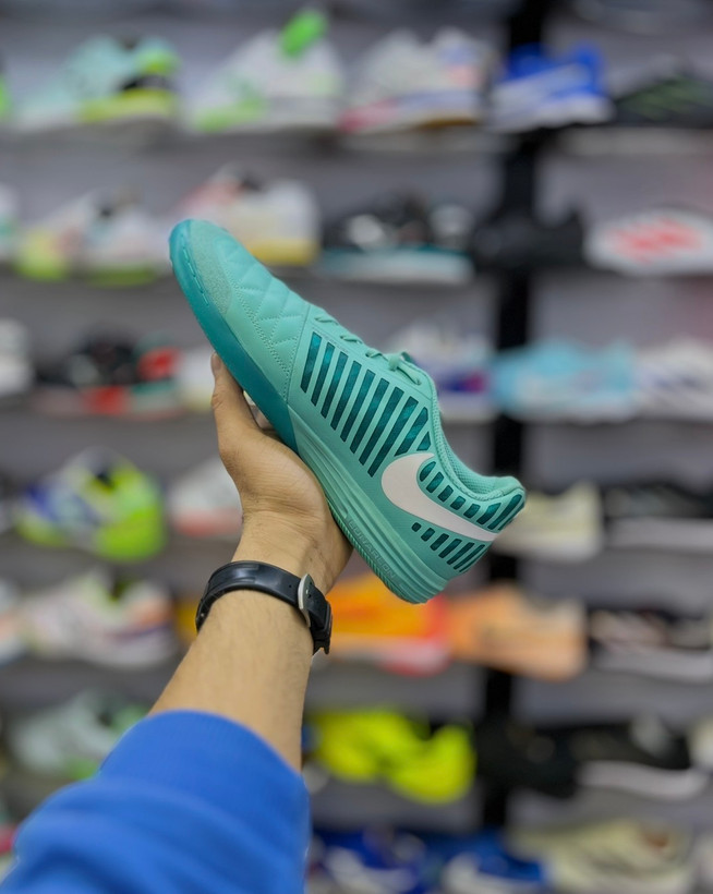 کفش فوتسال نایکی لونار گتو آبی فیروزهای مناسب دریبل سرعتی