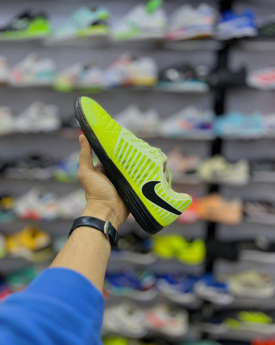 کفش فوتسال نایکی لونار گتو سبز فسفری مناسب پرس شدید