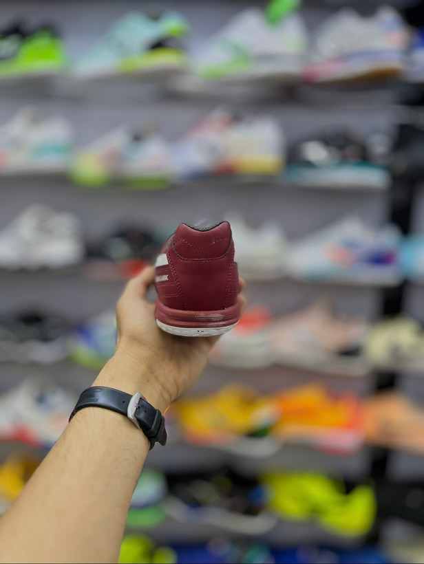 کفش سالنی حرفهای برای پاسهای کوتاه و دریبلهای دقیق